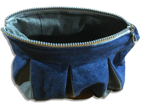 Pouch with zipper upcycling denim